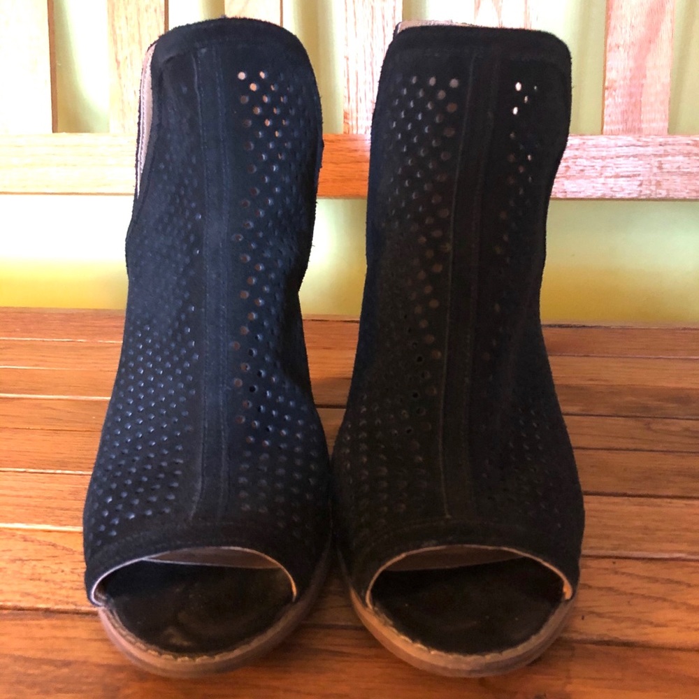 Lucky brand peep toe black suede shoe cut out - Picture 3 of 7